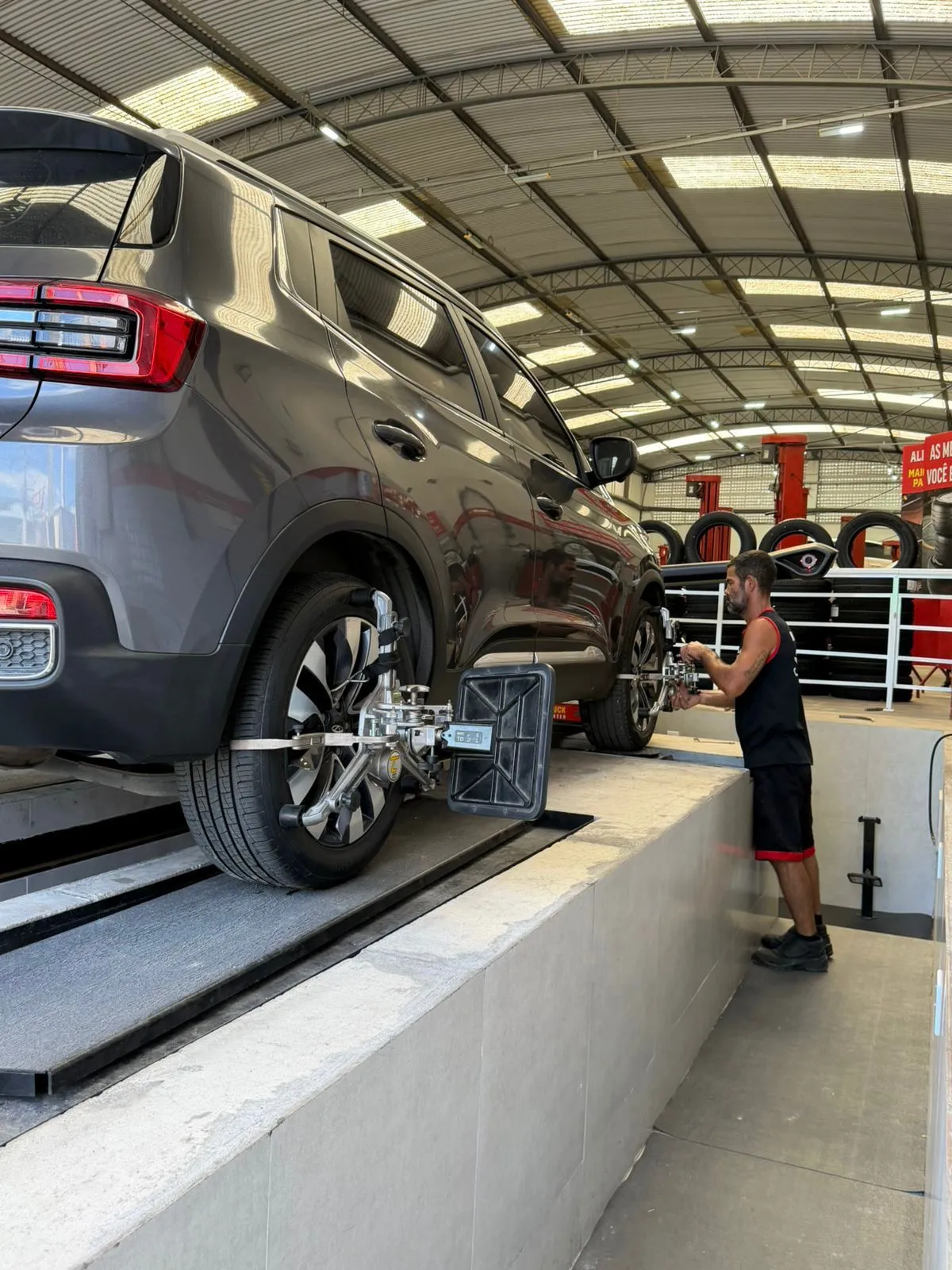 Serviço de alinhamento 3D em SUV na Magrão Auto Center — oficina mecânica em Campo Grande, RJ