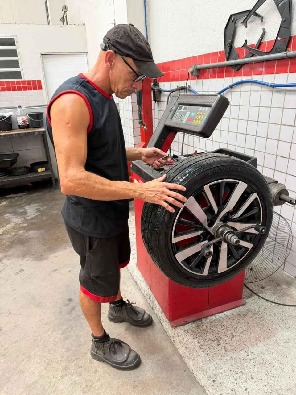 Serviço de balanceamento de roda sendo realizado na Magrão Auto Center em Campo Grande, Rio de Janeiro