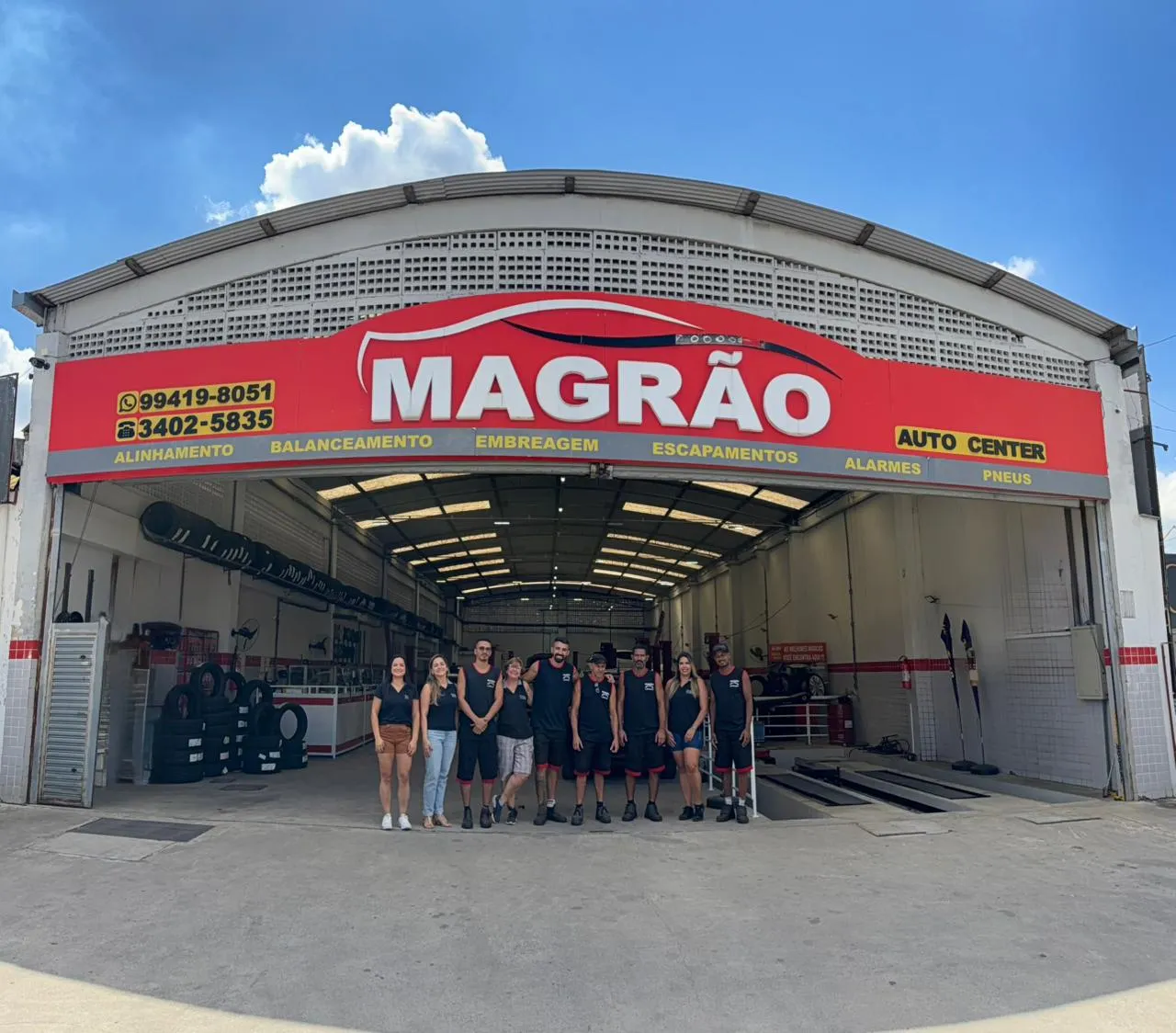 Fachada da Magrão Auto Center com letreiro vermelho e serviços de alinhamento, balanceamento e embreagem em Campo Grande, Rio de Janeiro