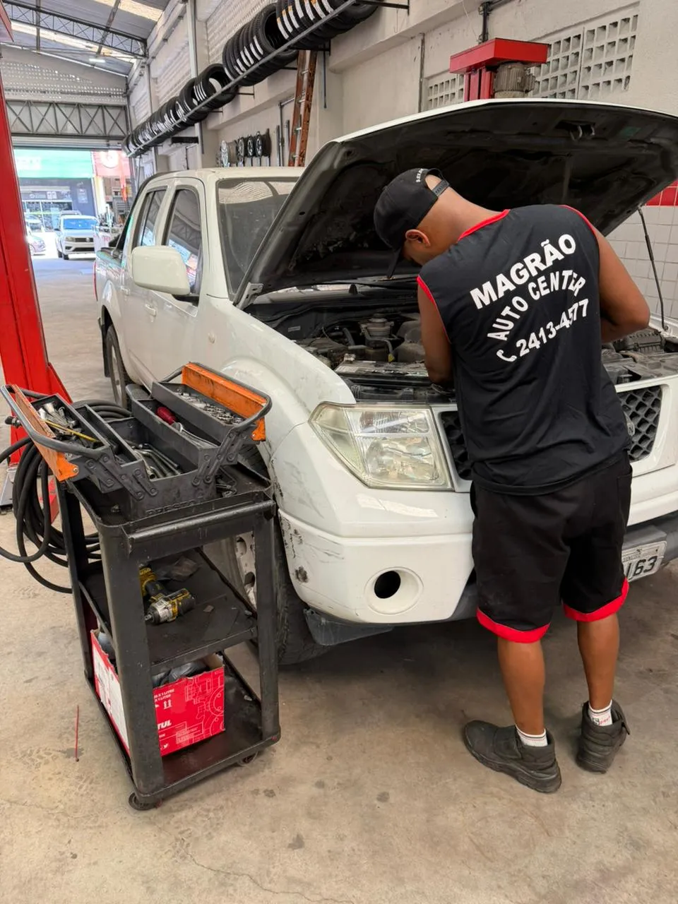 Mecânico trabalhando no motor de um veículo
